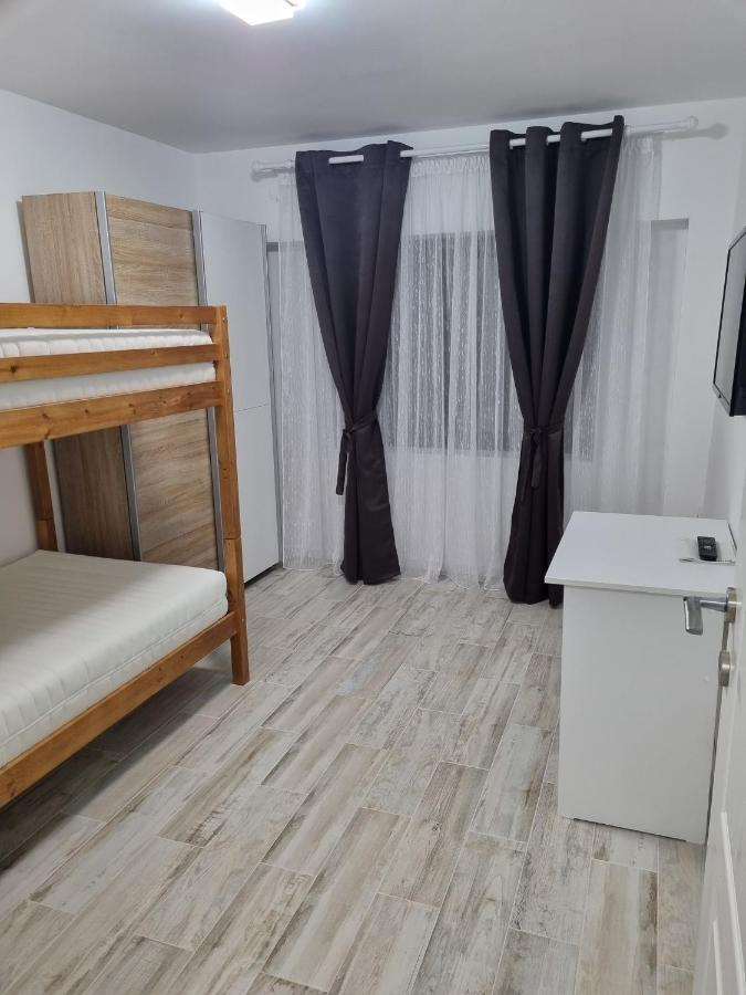 Luxurious Apartment With 3 Rooms And 2 Bathrooms In Corabia エクステリア 写真