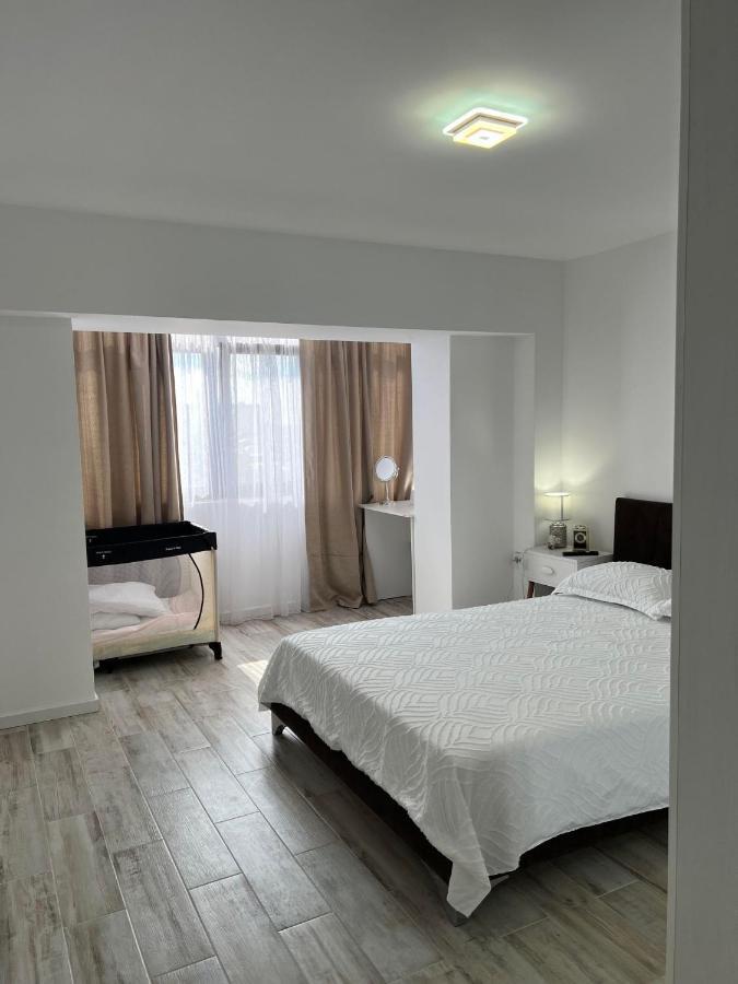Luxurious Apartment With 3 Rooms And 2 Bathrooms In Corabia エクステリア 写真