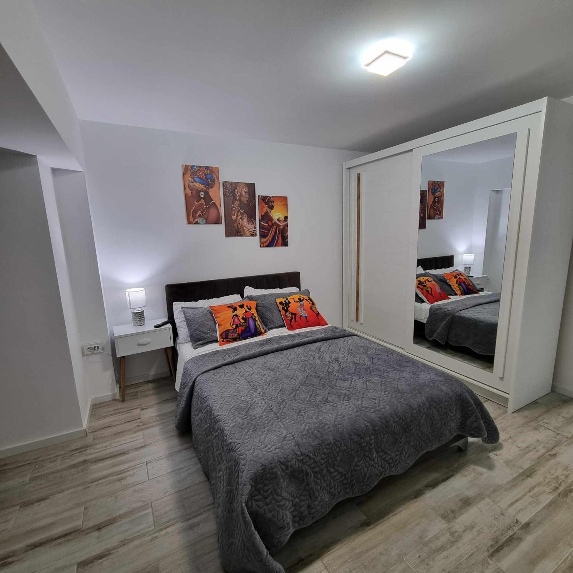 Luxurious Apartment With 3 Rooms And 2 Bathrooms In Corabia エクステリア 写真
